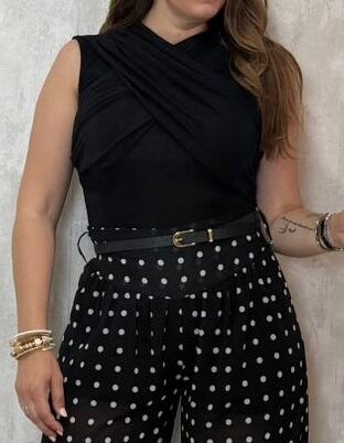 Top cruzado negro
