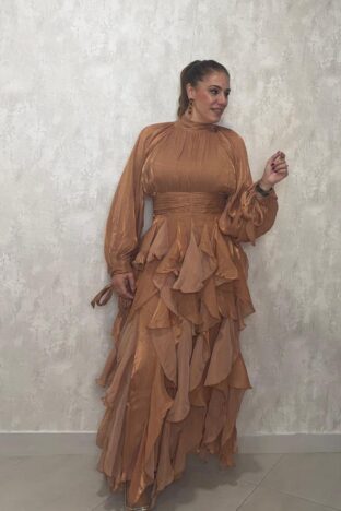 Vestido cobre volante